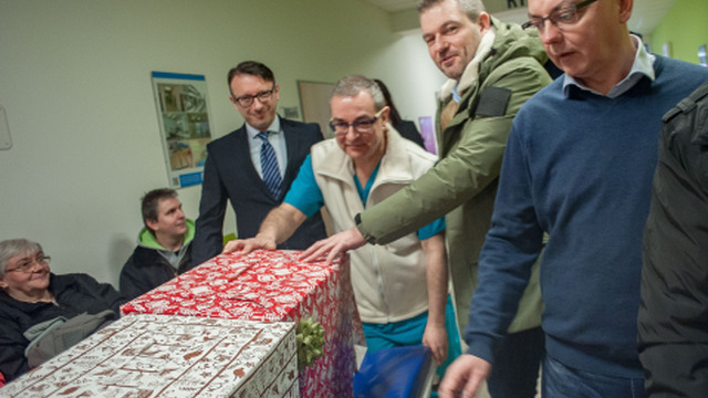 Na snímke sprava primár Oddelenia centrálnych operačných sál Fakultnej nemocnice s poliklinikou F. D. Roosvelta v Banskej Bystrici Erik Flaška, predseda vlády SR Peter Pellegrini, primár Oddelenia urgentného príjmu Roman Lutty a medicínsky riaditeľ nemocnice Milan Urbáni počas návštevy v priestoroch Oddelenia urgentného príjmu 24. decembra 2018.