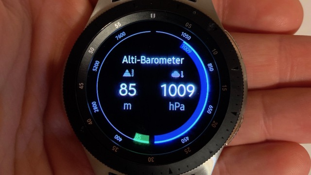 Výškomer na hodinkách Samsung Galaxy Watch.