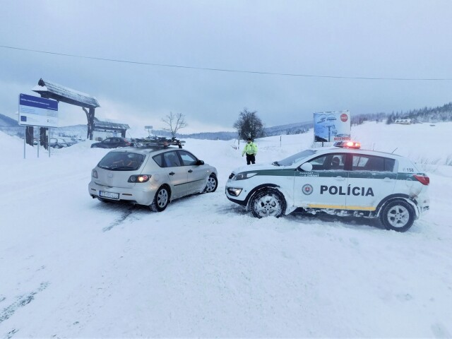 Dopravná situácia na ceste v Ždiari po snežení.