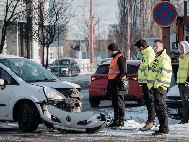 Ranná situácia na Trnavskej ceste v Bratislave, 4.1.2019. Vodič pravdepodobne podcenil stav vozovky.