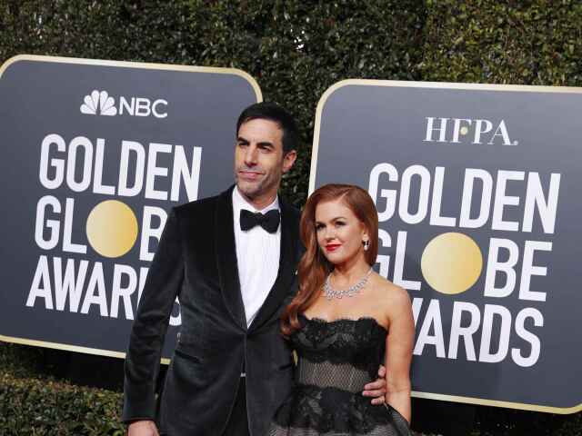 Manželia Sacha Baron Cohen a Isla Fisher (v šatách Monique Lhuillier).