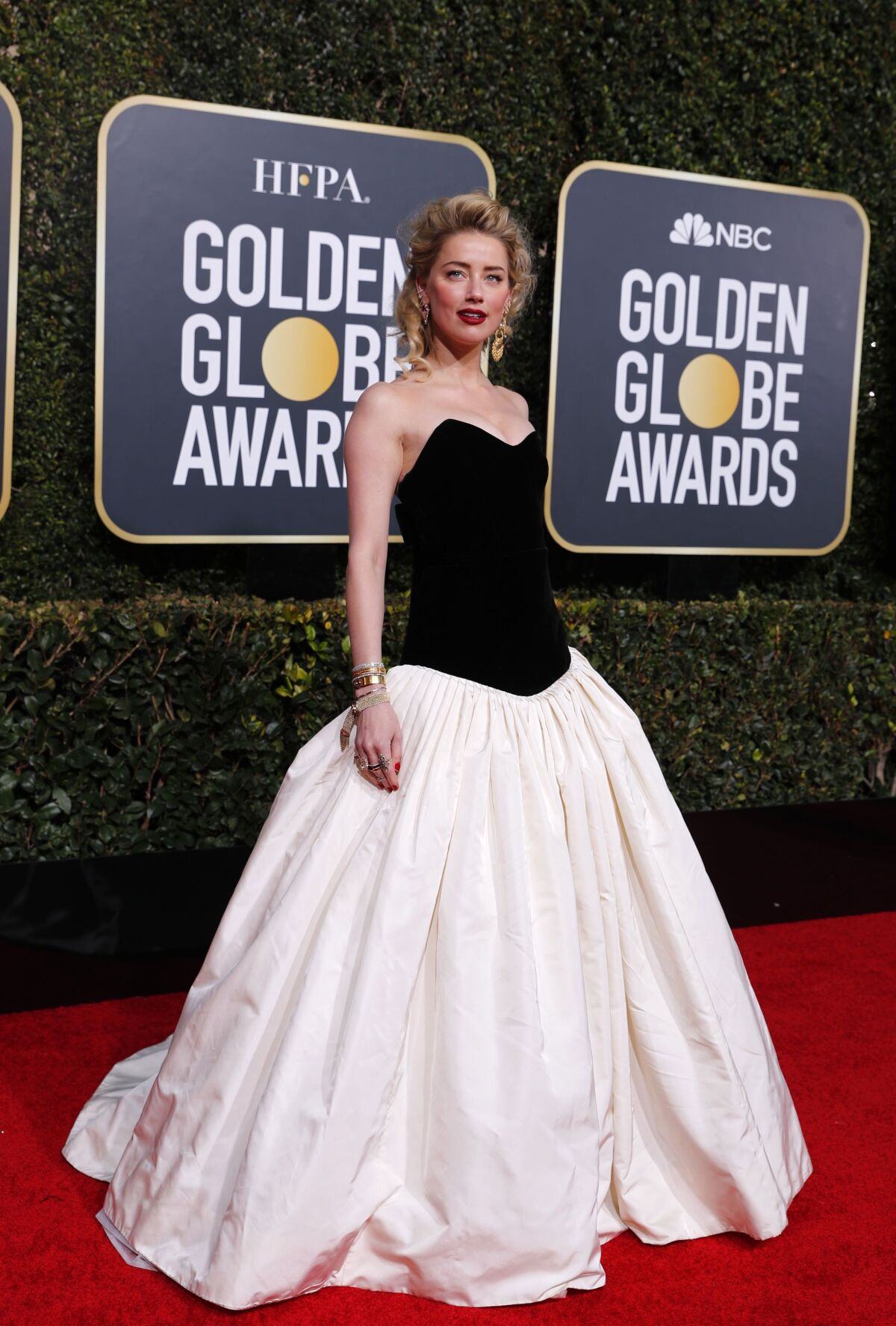 Herečka Amber Heard v kreácii od Monique Lhuillier.