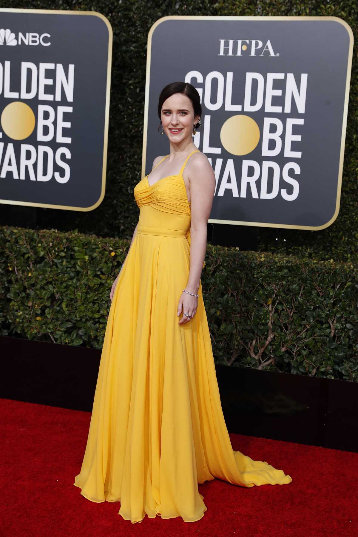 Herečka Rachel Brosnahan prišla na akciu v šatách Prada.