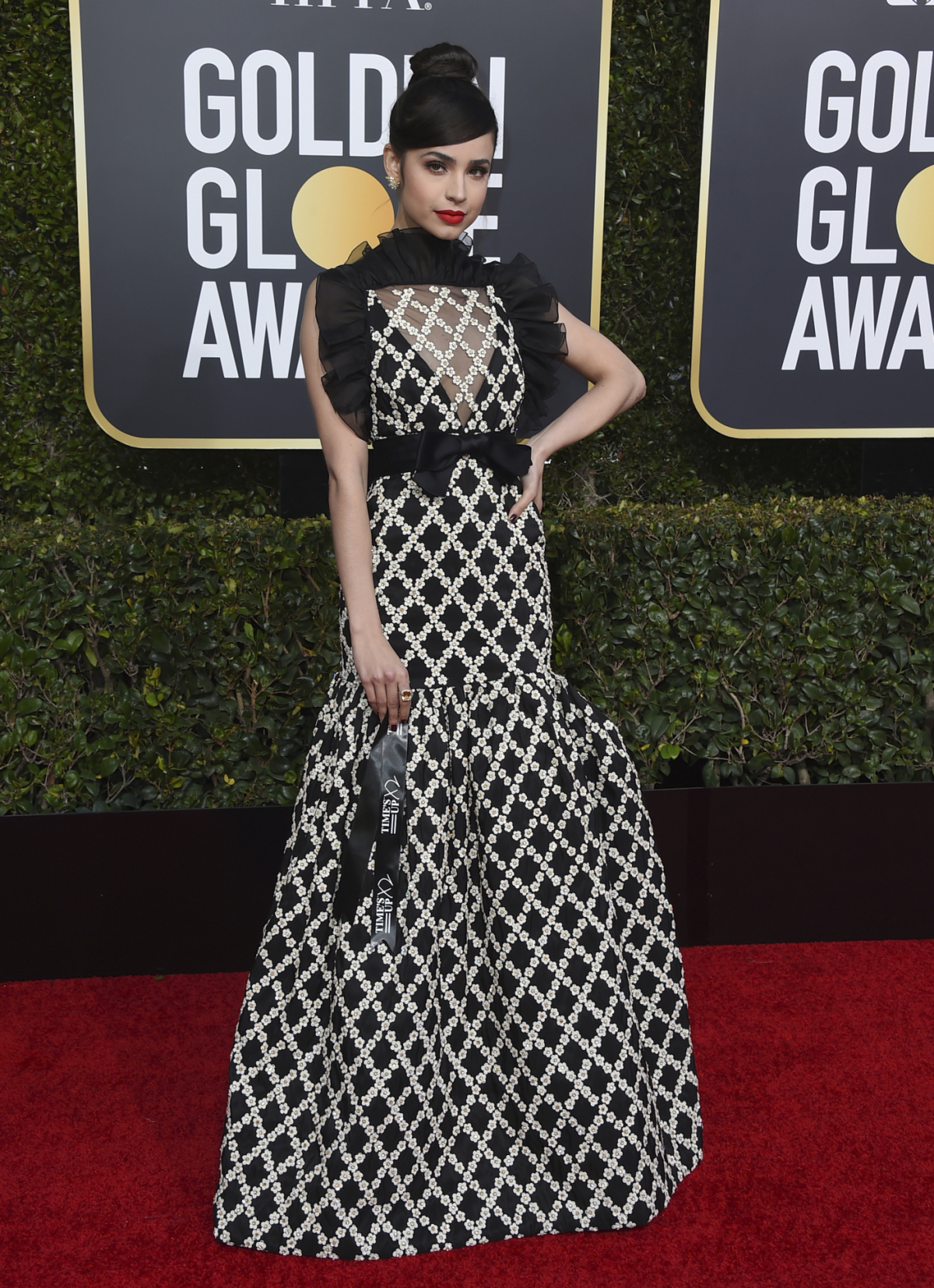 Herečka Sofia Carson prišla v róbe Giambattista Valli Couture. 