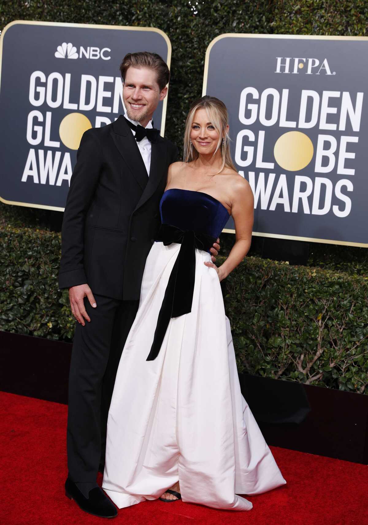 Snúbenci Karl Cook a Kaley Cuoco. Herečka Kaley Cuoco v šatách od Monique Lhuillier.