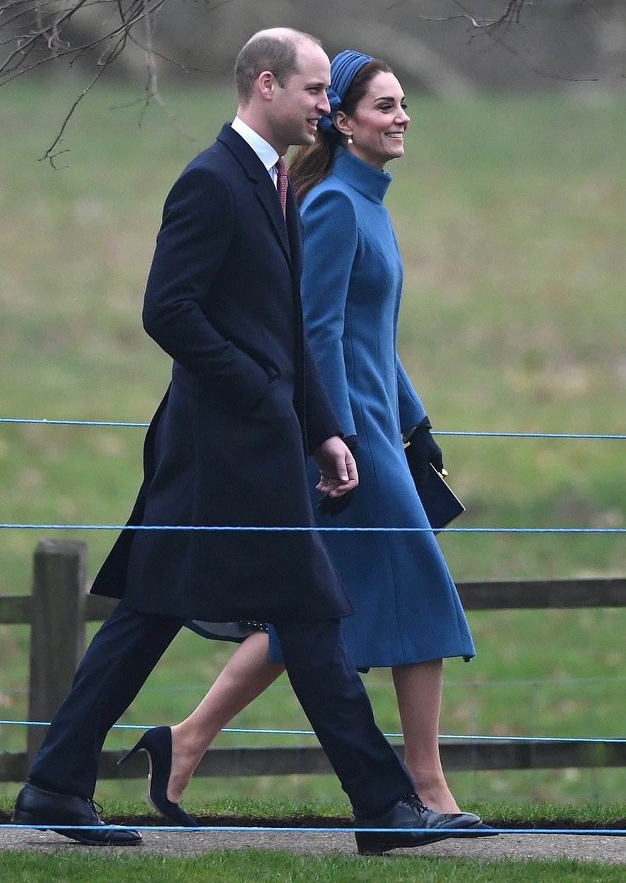 Princ William a vojvodkyňa Kate prichádzajú do kostola v Sandringhame.