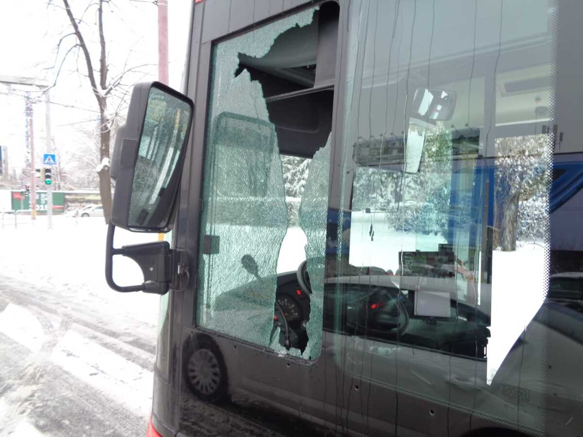 DPB Bratislava autobus streľba sklo autobus