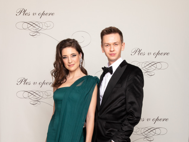 Slovenská modelka Linda Nývltová v šatách od Michaela Kováčika, ktorý jej robil aj plesové garde.