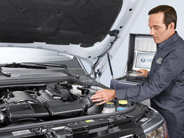 Opravovať poškodené diely na autách dnes v móde veru nie je. Zo servisov sa stali v podstate len stanice na výmenu celých komponentov. Pre automobilky je to dobrý biznis, pre majiteľov áut určite nie. Najmä ak majú auto po záruke.