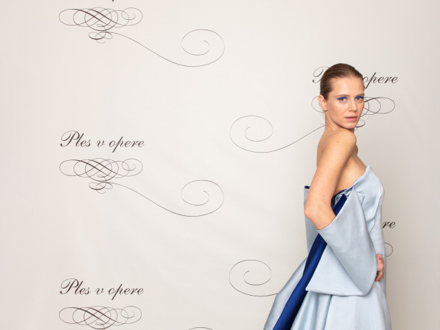 Topmodelka Alexandra Gachulincová v kreácii od Marcela Holubca. 