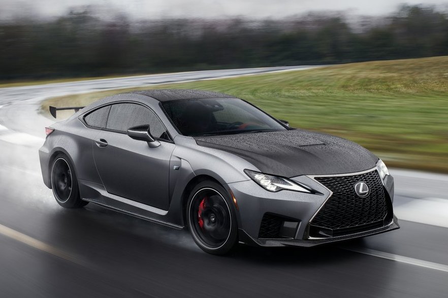 Vynovený Lexus RC F spoznáte vďaka novej grafike svetiel a tvaru masky. V palete farieb pribudol exkluzívny sivý lak Nebula Matte Gray.