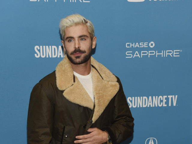 Herec Zac Efron predviedol na festivale Sundance novú blond hrivu. 
