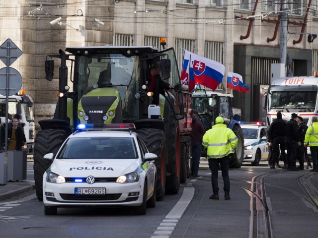 Bratislava Protest Farmári traktor polícia štúrova