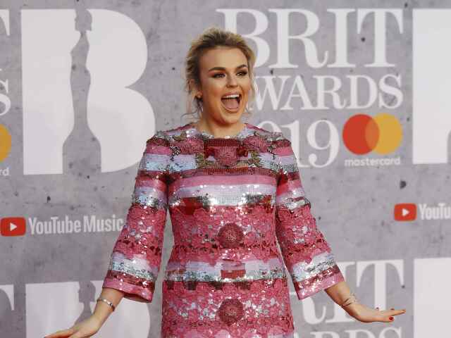 Britská hviezdička Tallia Storm v kreácii Dolce & Gabbana. 