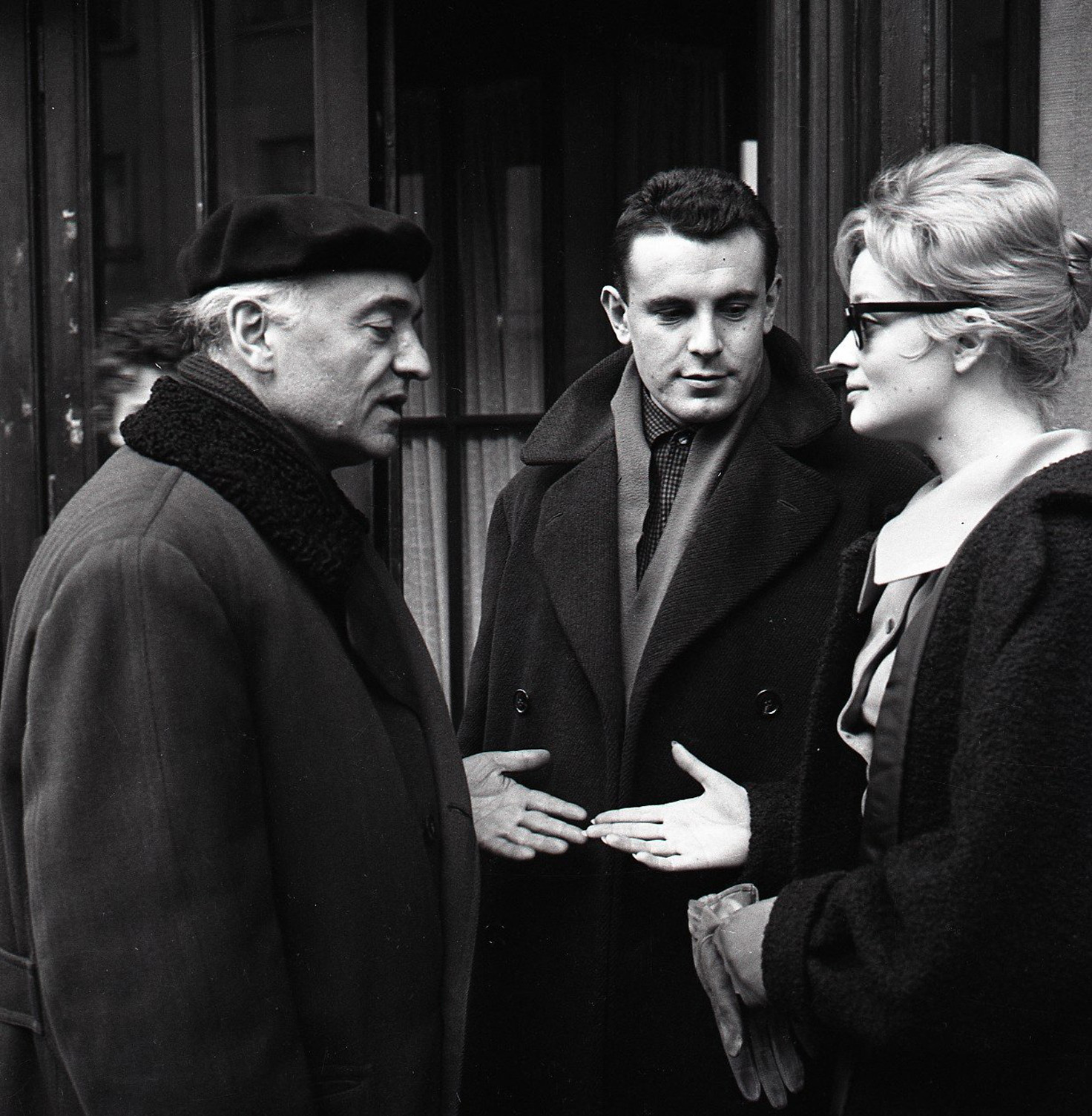 Filmový pedagóg A. M. Brousil, Miloš Forman a jeho prvá manželka, česká herečka Jana Brejchová, na stretnutí filmárov v Banskej Bystrici v roku 1959.