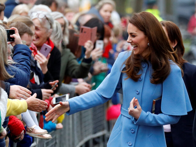 Vojvodkyňa z Cambridge Kate sa objavila v modrom kabáte Mulberry. 