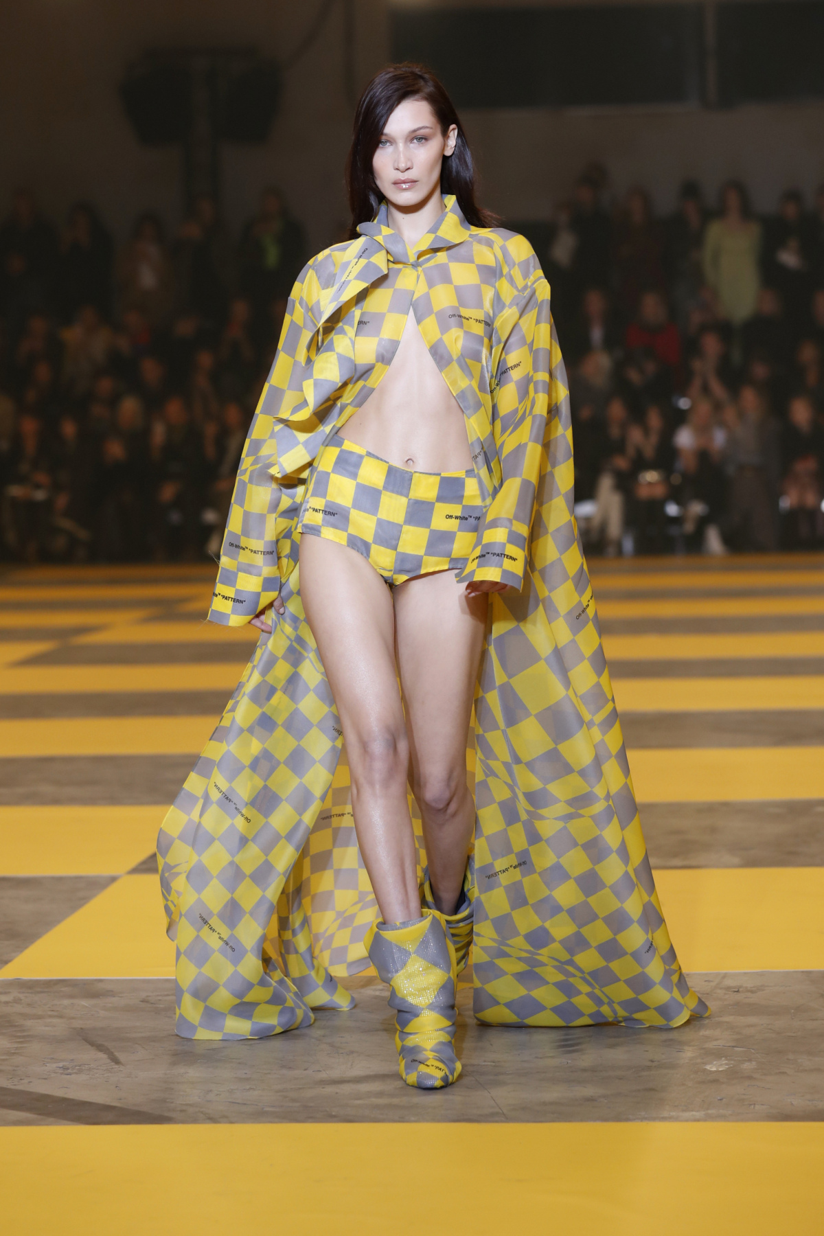 Modelka Bella Hadid počas prehliadky Off-White v Paríži.