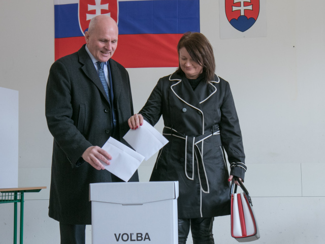Kandidát na prezidenta SR František Mikloško a jeho manželka Jana vhadzujú hlasovacie lístky do urny počas volebného aktu v rámci prvého kola voľby prezidenta Slovenskej republiky.