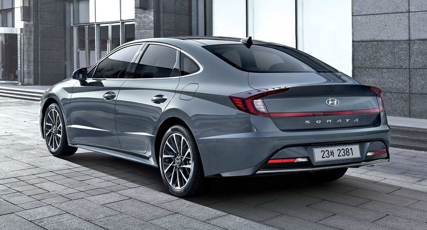 Veko batožinového priestoru tvarom pripomína Hyundai i30 Fastback.