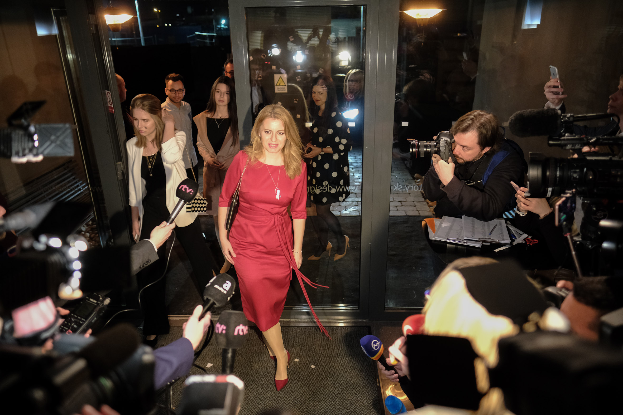 Kandidátka na prezidenta SR Zuzana Čaputová prichádza do svojho volebného štábu v Dizajn Factory, Bratislava, 16. Marec 2019. Tieto šaty tiež vytvorila Dana Kleinert.