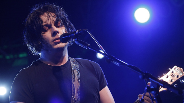 Spevák Jack White na koncerte svojej kapely The Raconteurs.