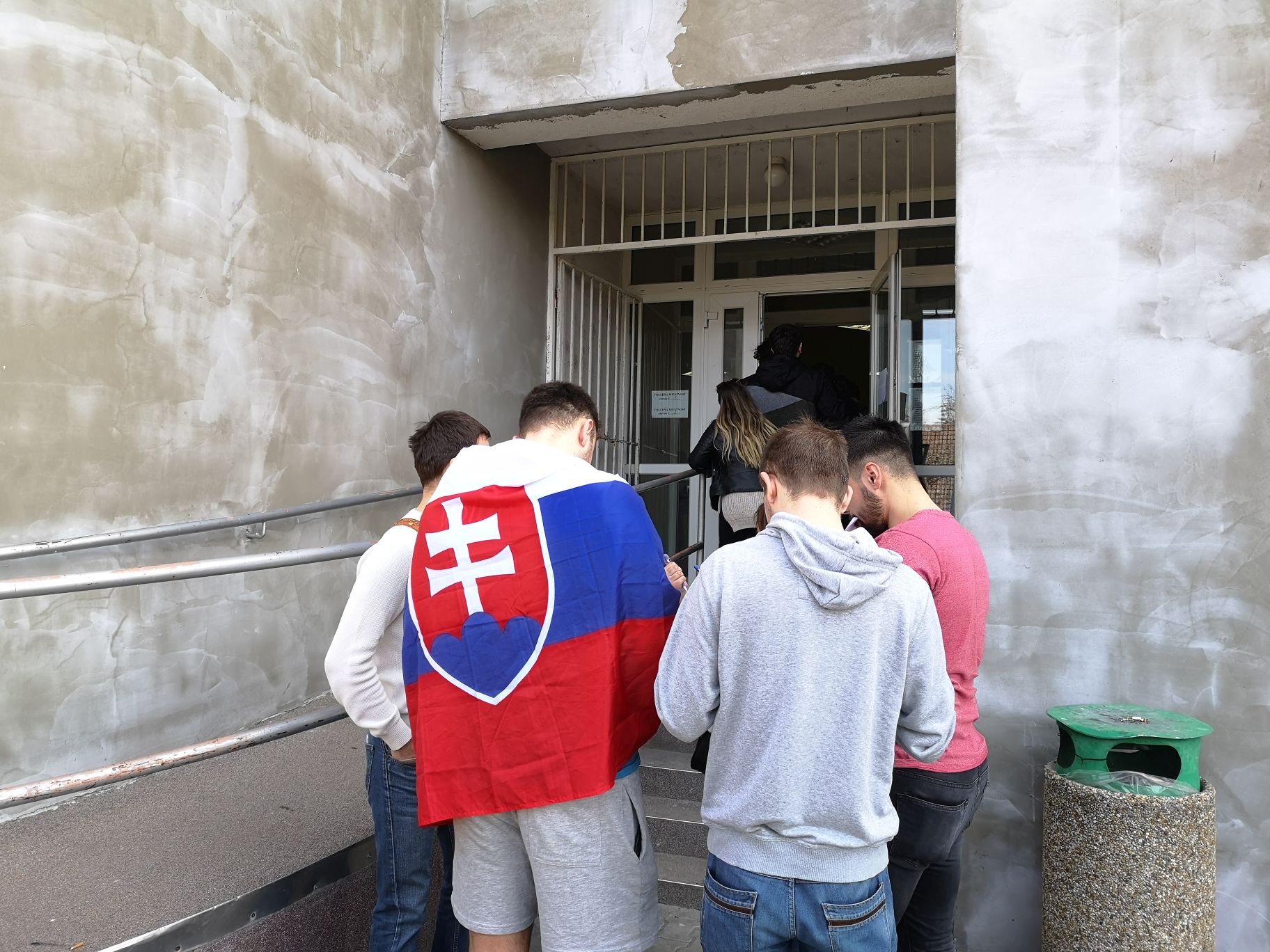 Mladí voliči, ktorí prišli voliť  z Čiech s voličskými preukazmi do obce Kúty na hraniciach s Českou republikou.
