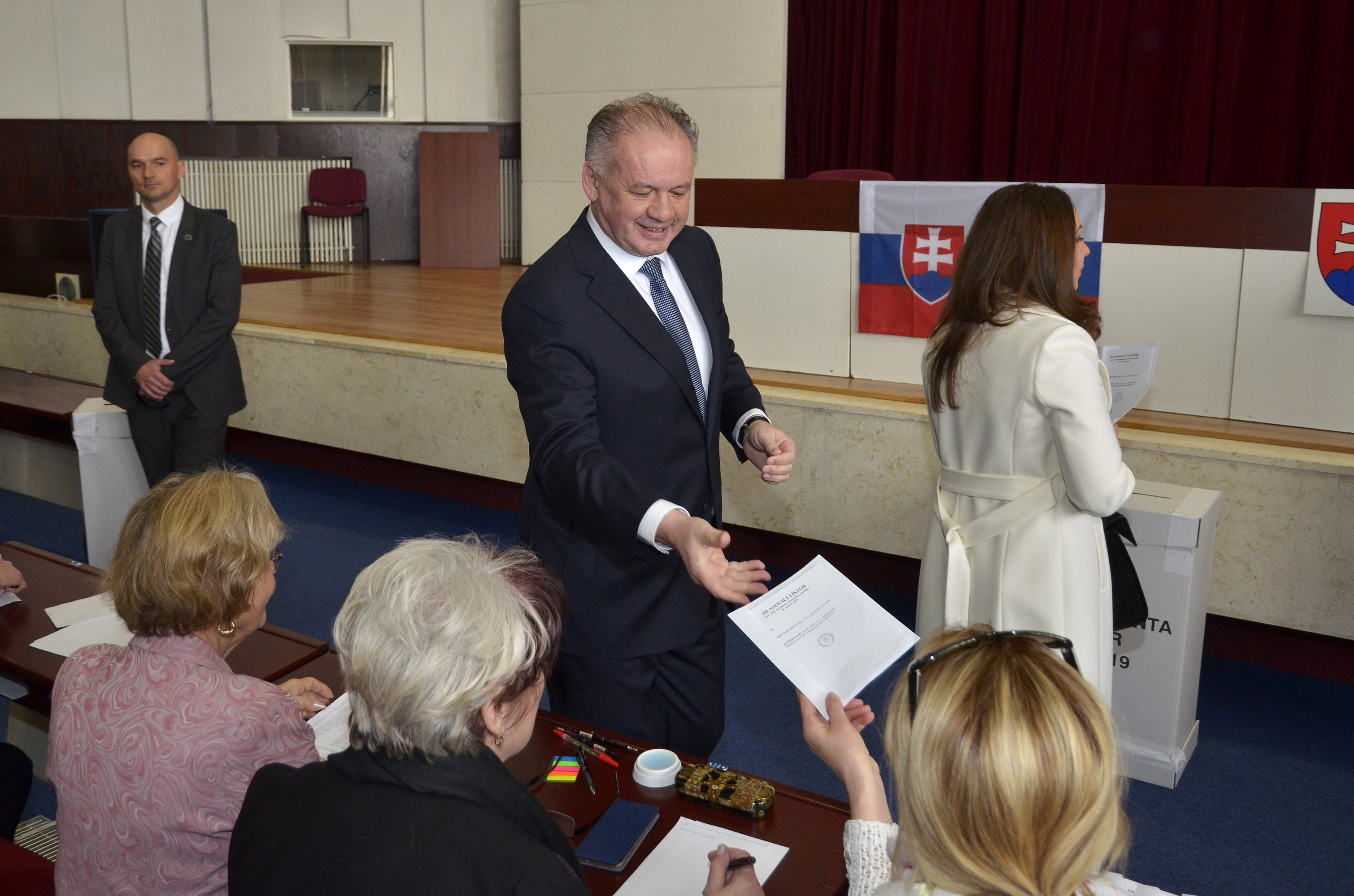 Prezident SR Andrej Kiska počas volebného aktu v budove Mestského úradu v Poprade.