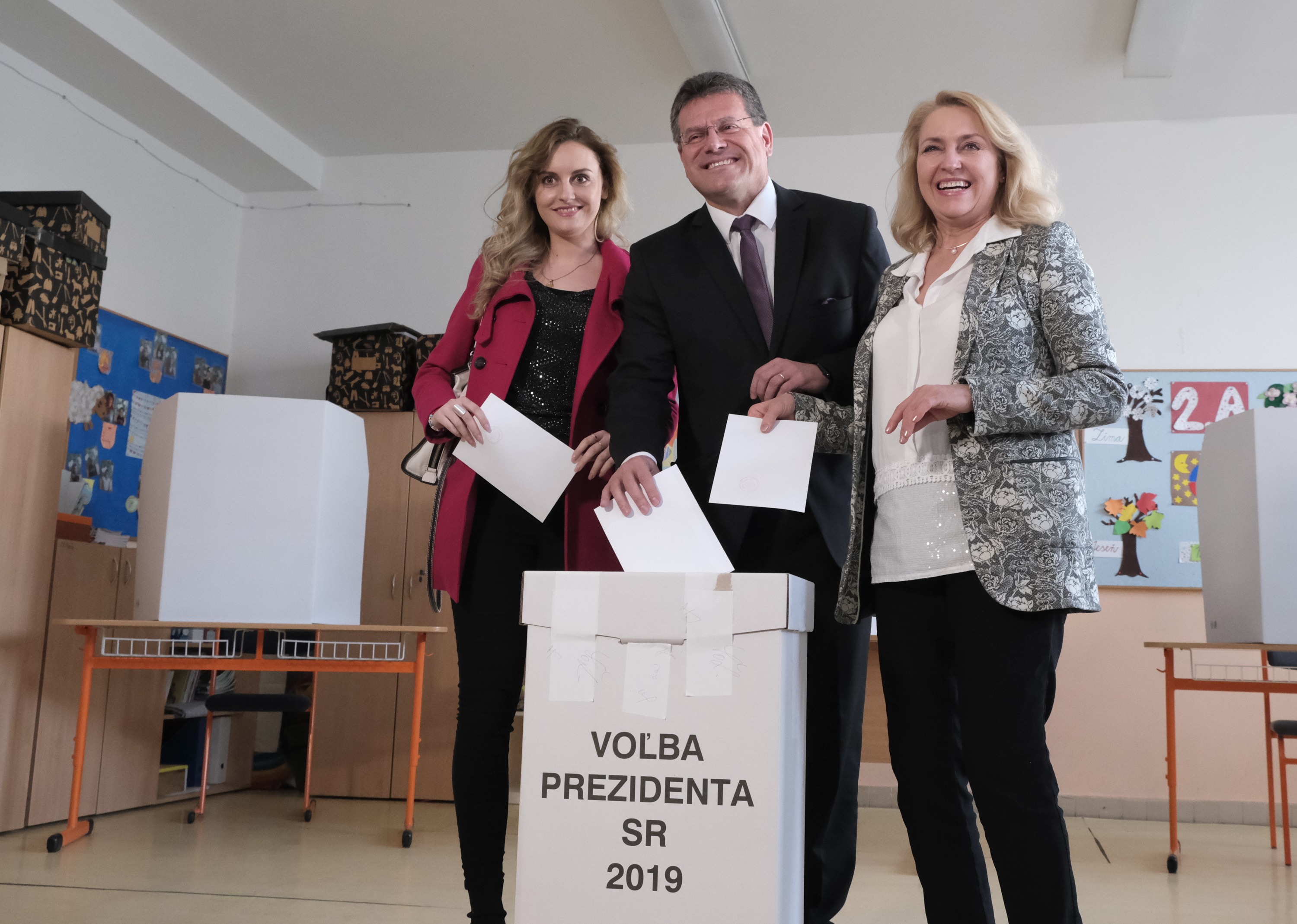 Kandidát za prezidenta Maroš Šefčovič s manželkou a dcérou.