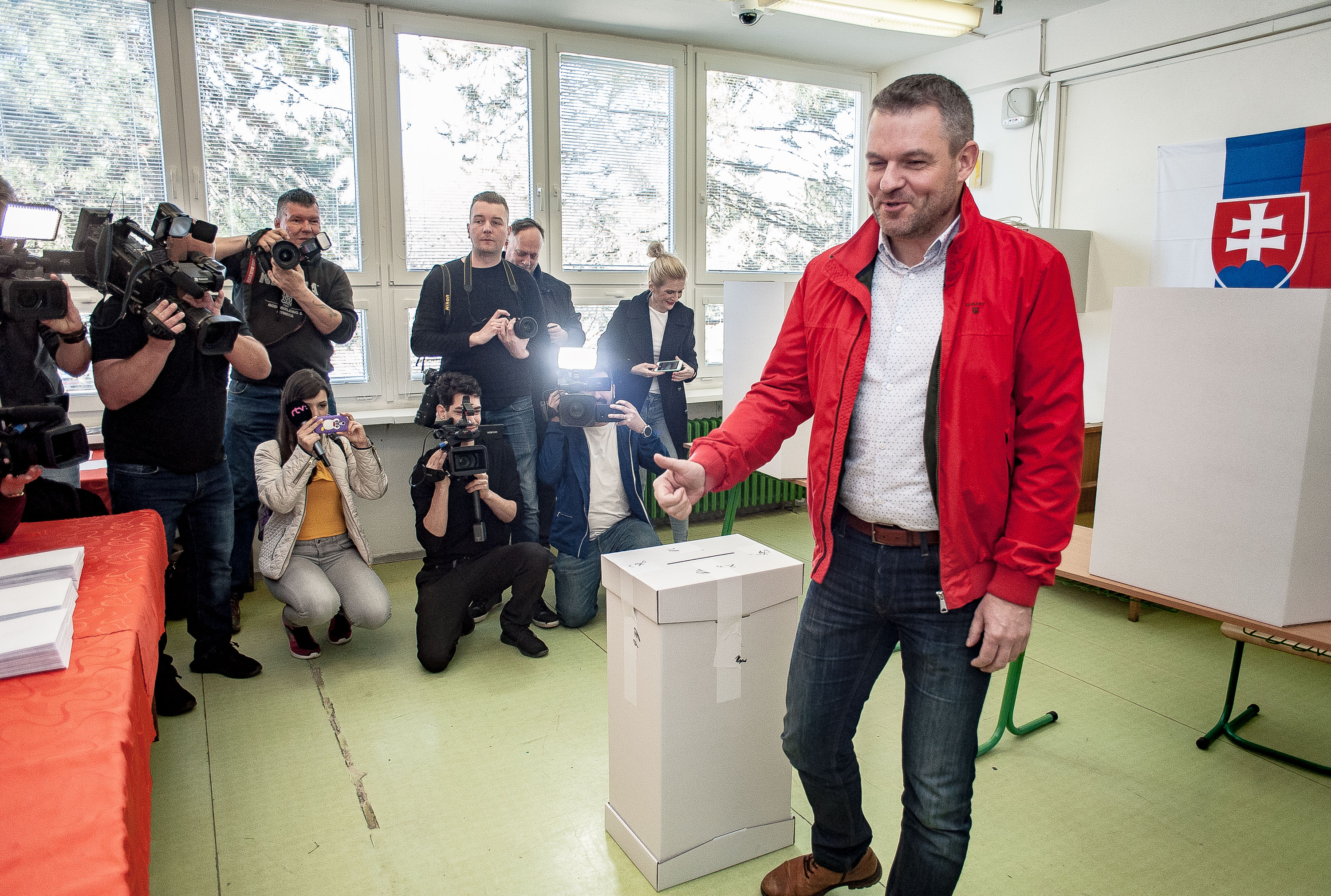 Predseda vlády Peter Pellegrini vhodil obálku s hlasovacím lístkom do volebnej schránky v 2. kole prezidentských volieb.