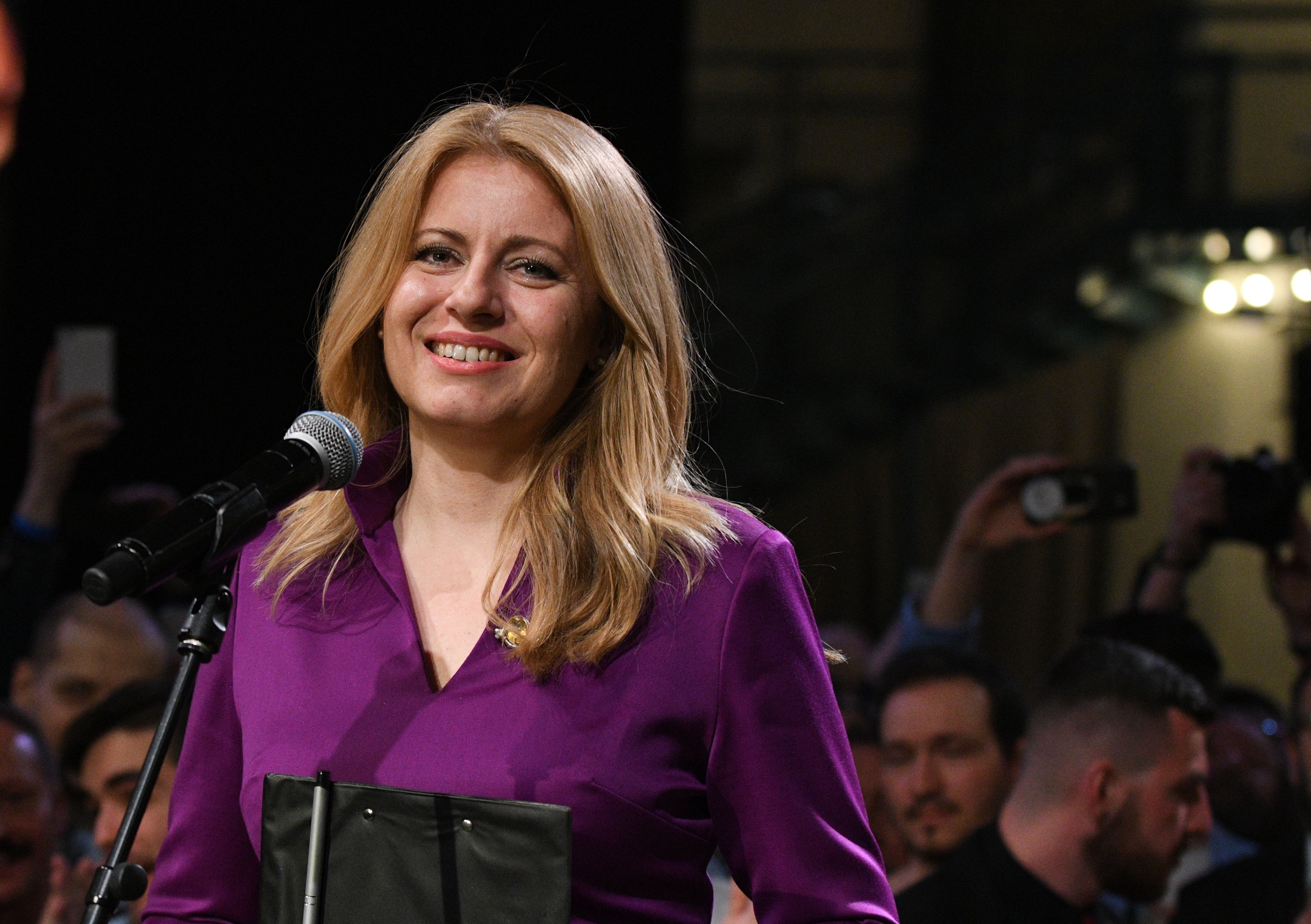 Budúca slovenská prezidentka Zuzana Čaputová sa vo volebnej centrále v príhovore po zverejnení predbežných výsledkov druhého kola prezidentských volieb objavila vo fialových šatách z domácej tvorby.