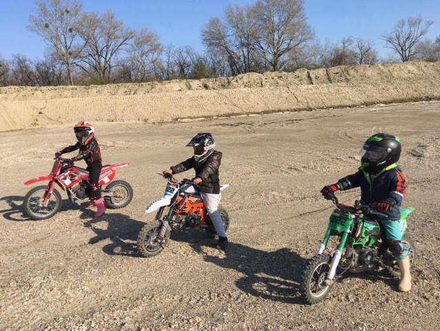 deti, motorky, obchvat D4, bagrovisko