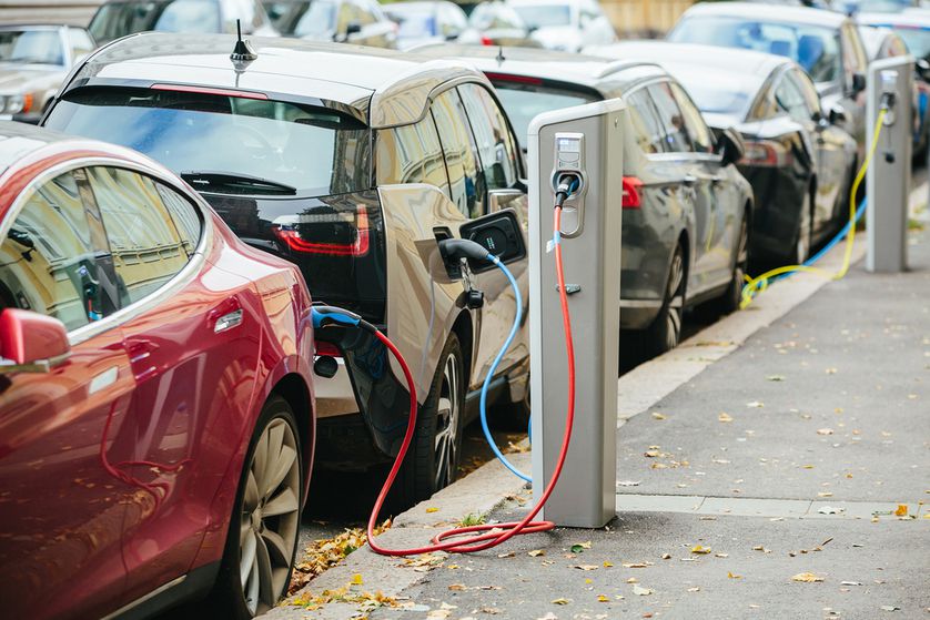 Elektromobil má možno nulové emisie v mestskej premávke, ale stále je to auto, ktoré zaberá miesto a potrebuje energiu.