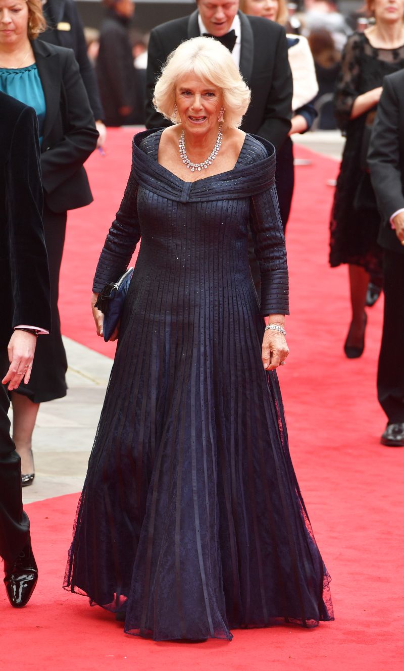 Vojvodkyňa  Camilla prichádza na udeľovanie Olivier Awards.