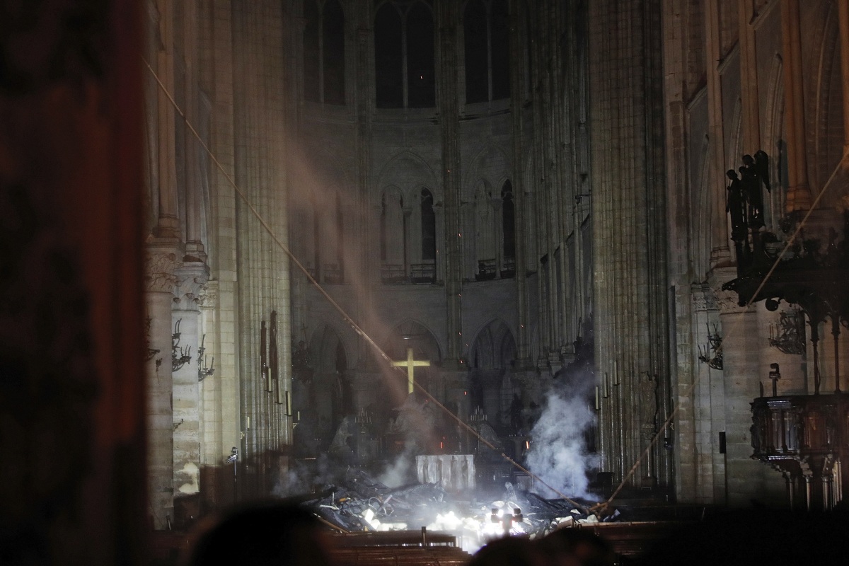 Francúzsko Paríž katedrála Notre Dame požiar oltár