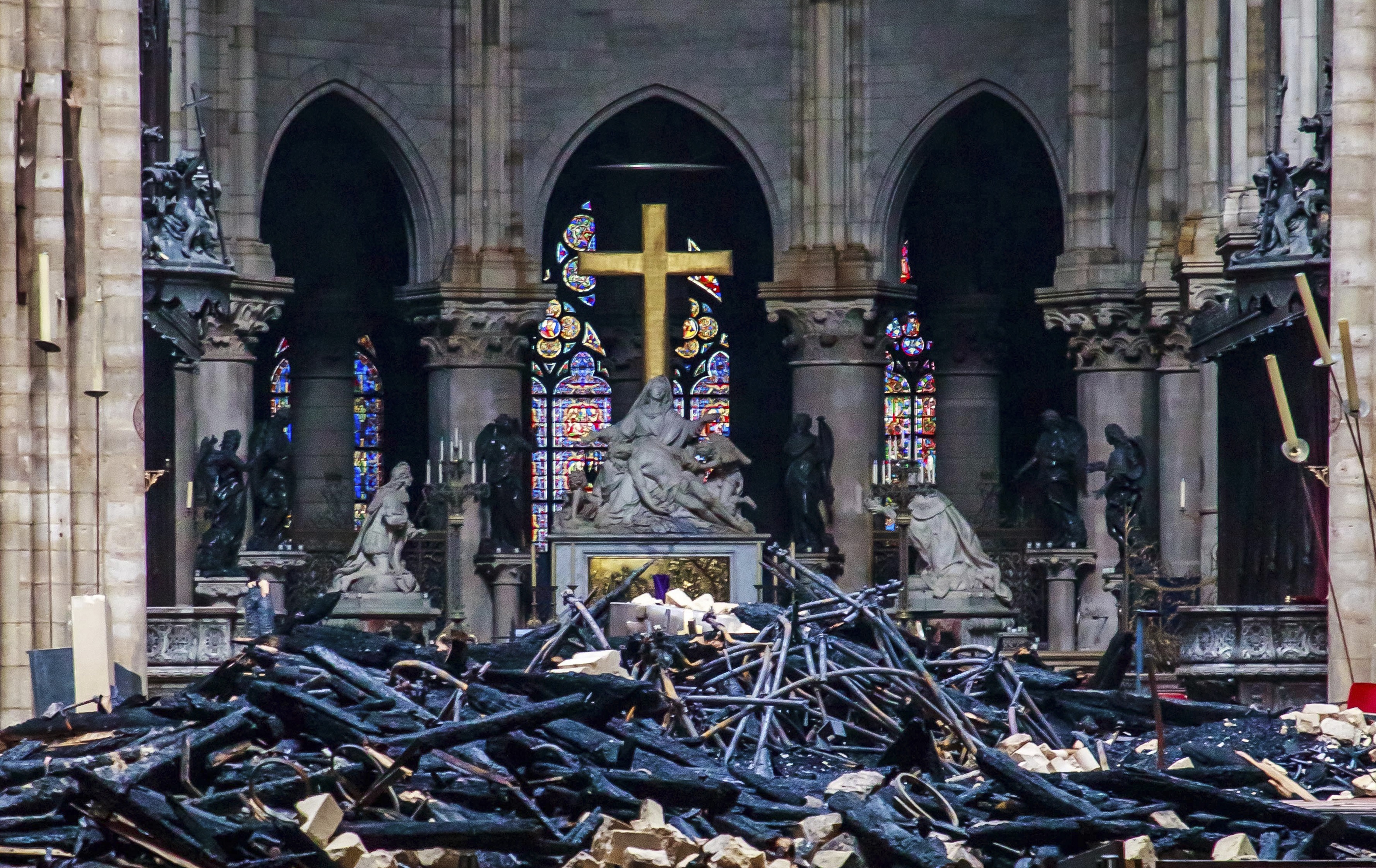 Na snímke sú trosky v katedrále Notre-Dame.