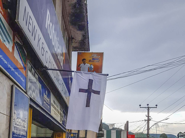 V mestách na Srí Lanke vejú takéto doma vyrobené smútočné zástavy. Biela je farbou smútku.