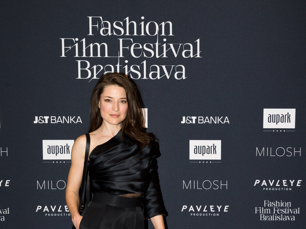 Slovenská modelka Linda Nývltová v tope a šortkách od Marcela Holubca.  