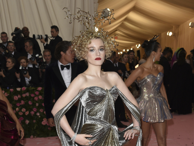 Herečka Julia Garner v kreácii Zac Posen. 