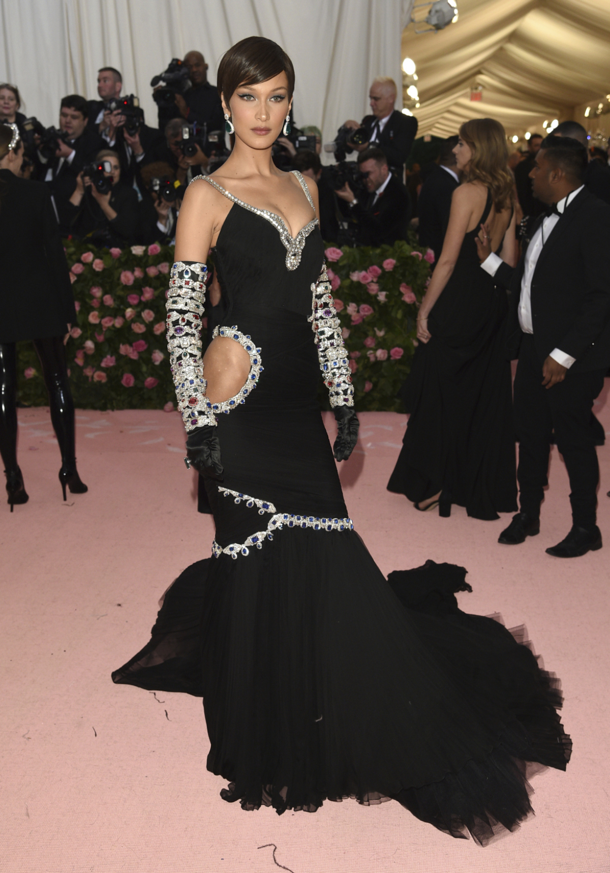 Topmodelka Bella Hadid v šatách z dielne Moschino. 