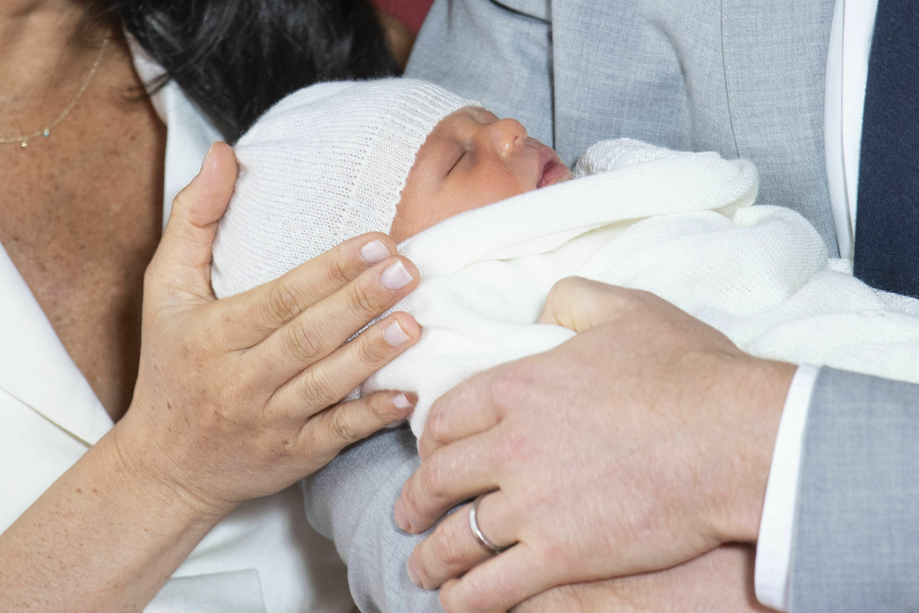 Princ Harry a vojvodkyňa  Meghan predstavili na hrade Windsor médiám ich prvorodené dieťa, syna.
