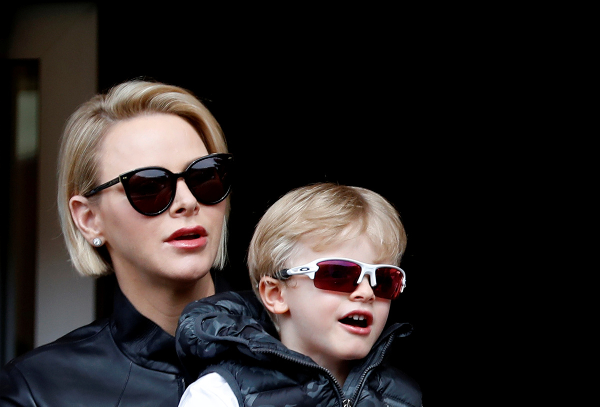 Monacká princezná Charlene s princom Jacquesom v náručí.