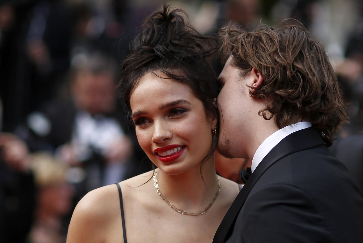 Brooklyn Beckham bozkáva priateľku Hanu Crossovú.