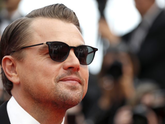 Herec Leonardo DiCaprio sa objavil na červenom koberci v Cannes druhý večer za sebou.