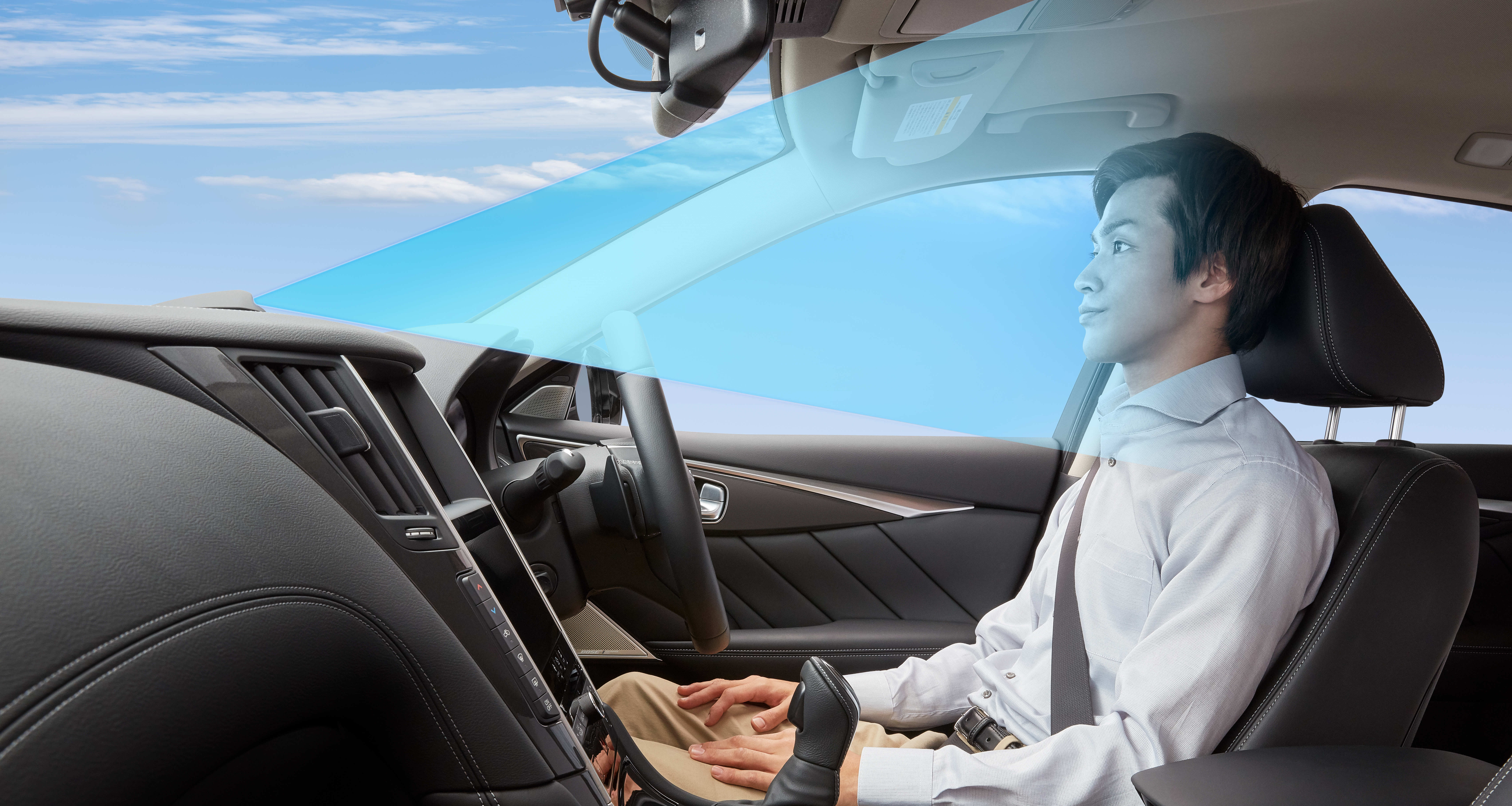 Od jesene by mohli japonskí vodiči jazdiť na diaľniciach v novom Nissane Skyline bez rúk na volante. Väčšinu manévrov autopilota však musia potvrdiť tlačidlom. Elektronika tiež stále kontroluje, či venujú pozornosť premávke.
