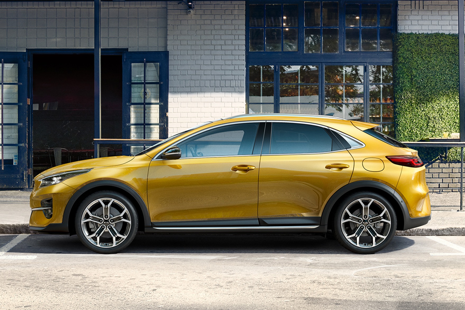 Nový crossover Xceed nebude len zvýšenou a oplastovanou verziou 5-dverového hatchbacku Ceed. Bude mať úplne odlišnú karosériu, ktorá kombinuje prvky SUV a kupé. Napriek emocionálnemu dizajnu má ponúknuť aj veľký batožinový priestor.