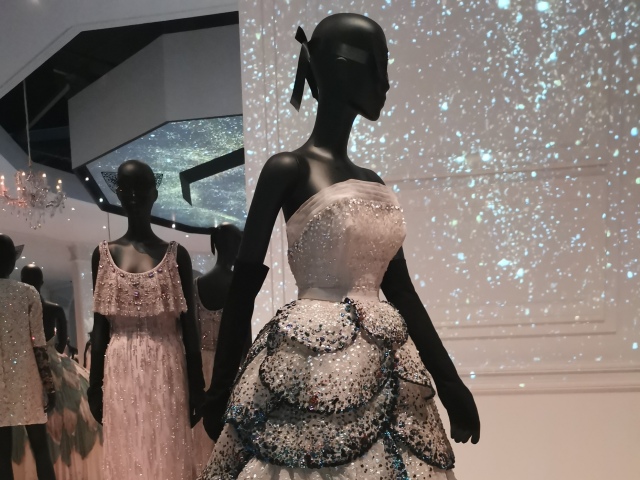 Model haute couture z výstavy Christian Dior: Dizajnér snov. 