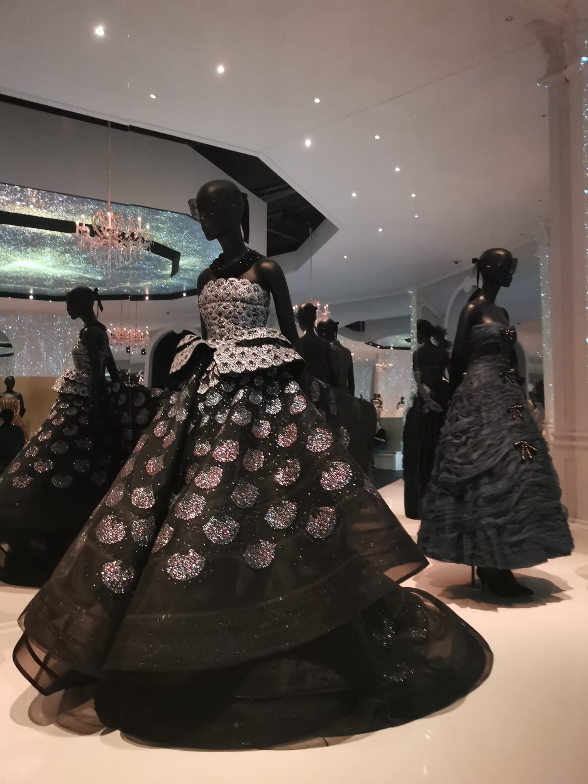 Model haute couture z výstavy Christian Dior: Dizajnér snov. 