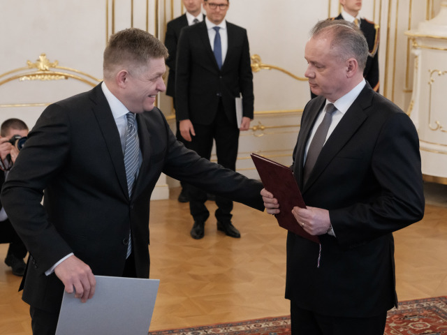 Marec 2018: Priemiér Robert Fico podáva demisiu do rúk prezidenta.