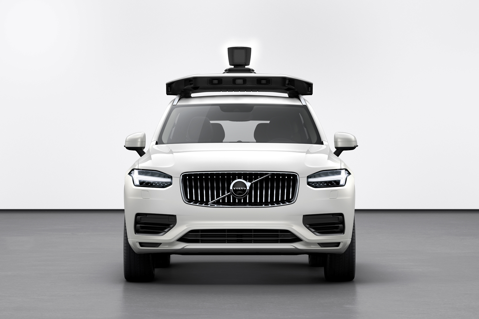 Technológia na monitorovanie okolia sa zatiaľ nezmestí do obrysu vozidla. Aj nová verzia autonómneho Volva XC90 od Uberu má preto na streche rampu so senzormi, kamerami a radarmi.