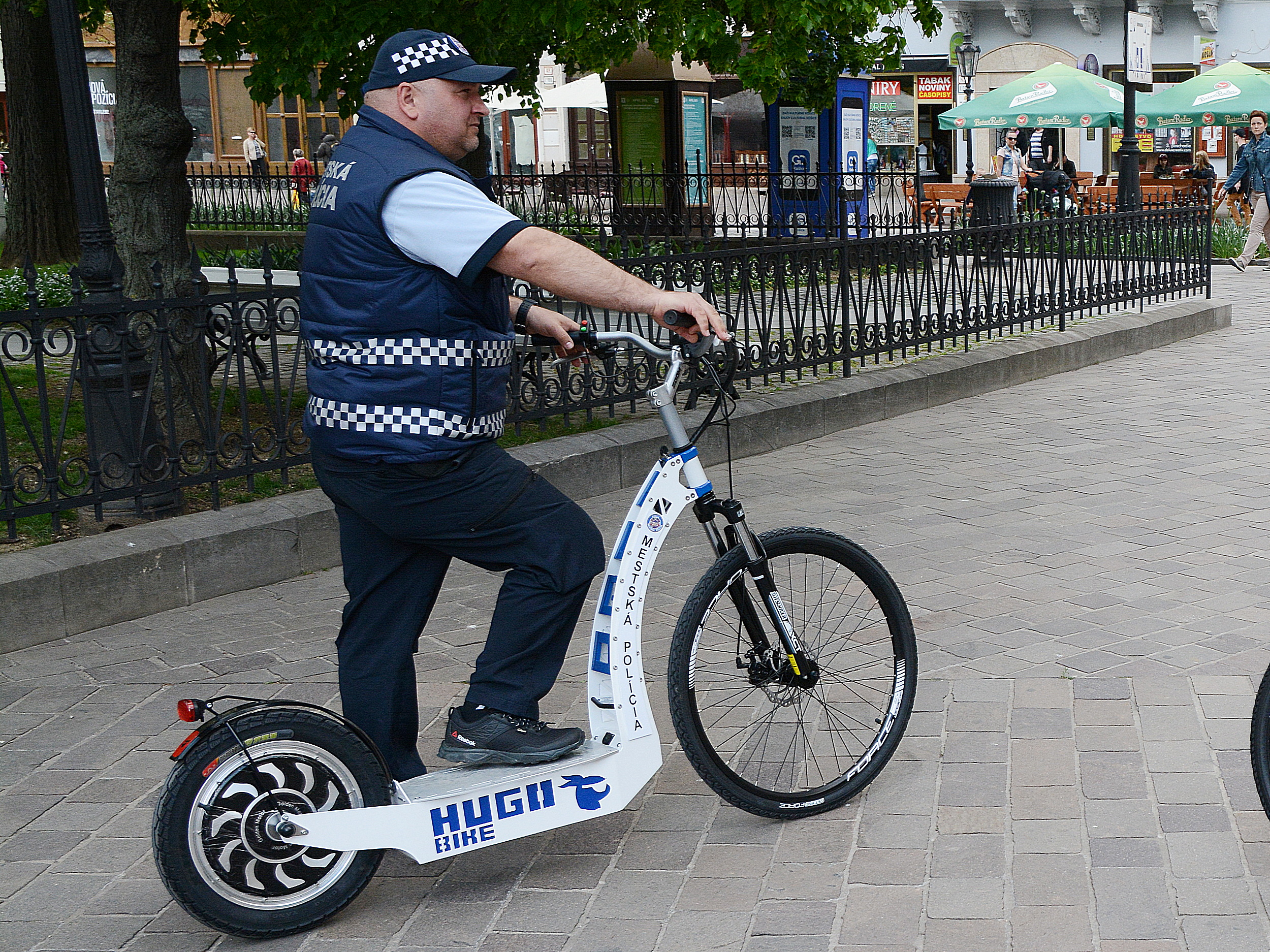 Mestská polícia v Košiciach zvýšila počet hliadok nielen na Hlavnej ulici, ale aj v celom historickom centre mesta. Presúvať sa budú peši, na bicykloch a elektrických kolobežkách.